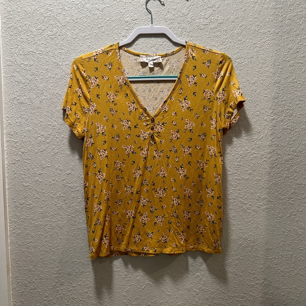 Pink Rose Juniors V neck short sleeve flowered top